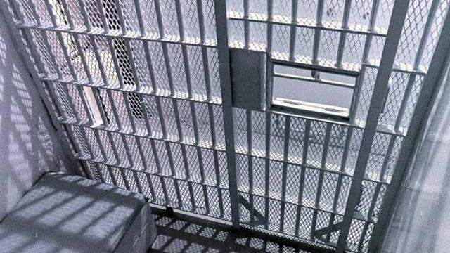 Oficial del condado de Orange fue acusado de sobornar a presos por dinero