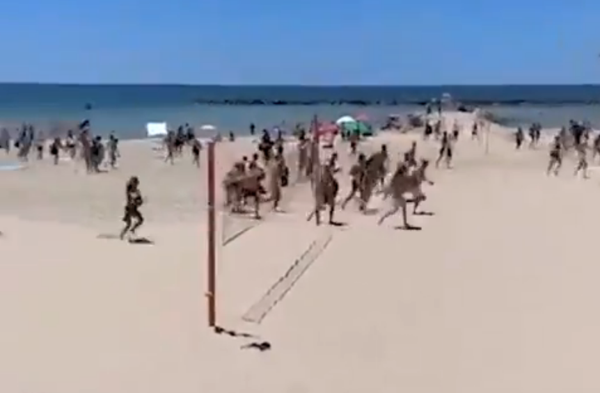 EN VIDEO: Bañistas israelíes huyen de una playa mientras suenan las alarmas por ataque aéreo contra Tel Aviv