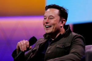 Estatua de Elon Musk causó toda clase de burlas en las redes por no parecerse a él