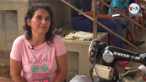 Con maquinas de coser, dos migrantes venezolanas emprenden sus sueños (Video)
