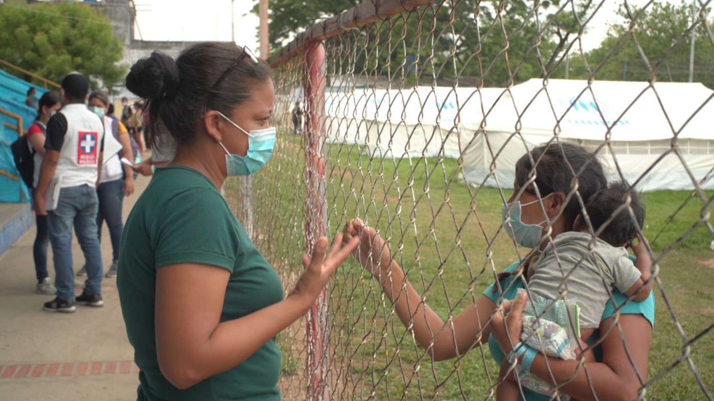 Enfermera venezolana ayuda a los desplazados en Arauquita