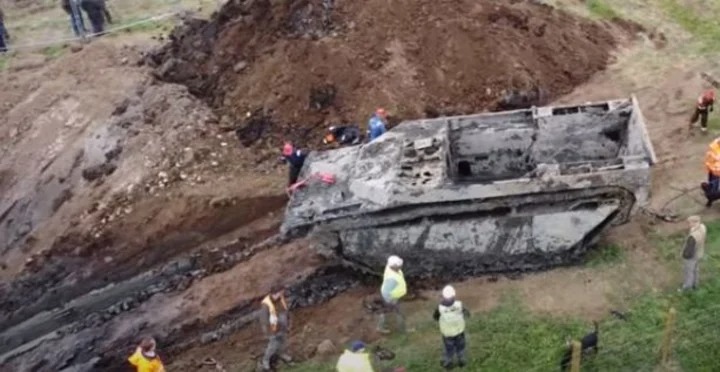 Le dieron una pista y la siguió: Así un granjero encontró un tanque de guerra enterrado en un campo