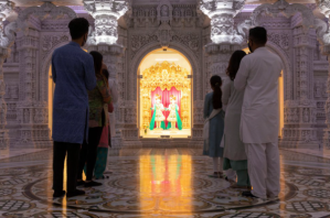 El imponente templo en EEUU por el que el FBI tiene en la mira a una secta hindú