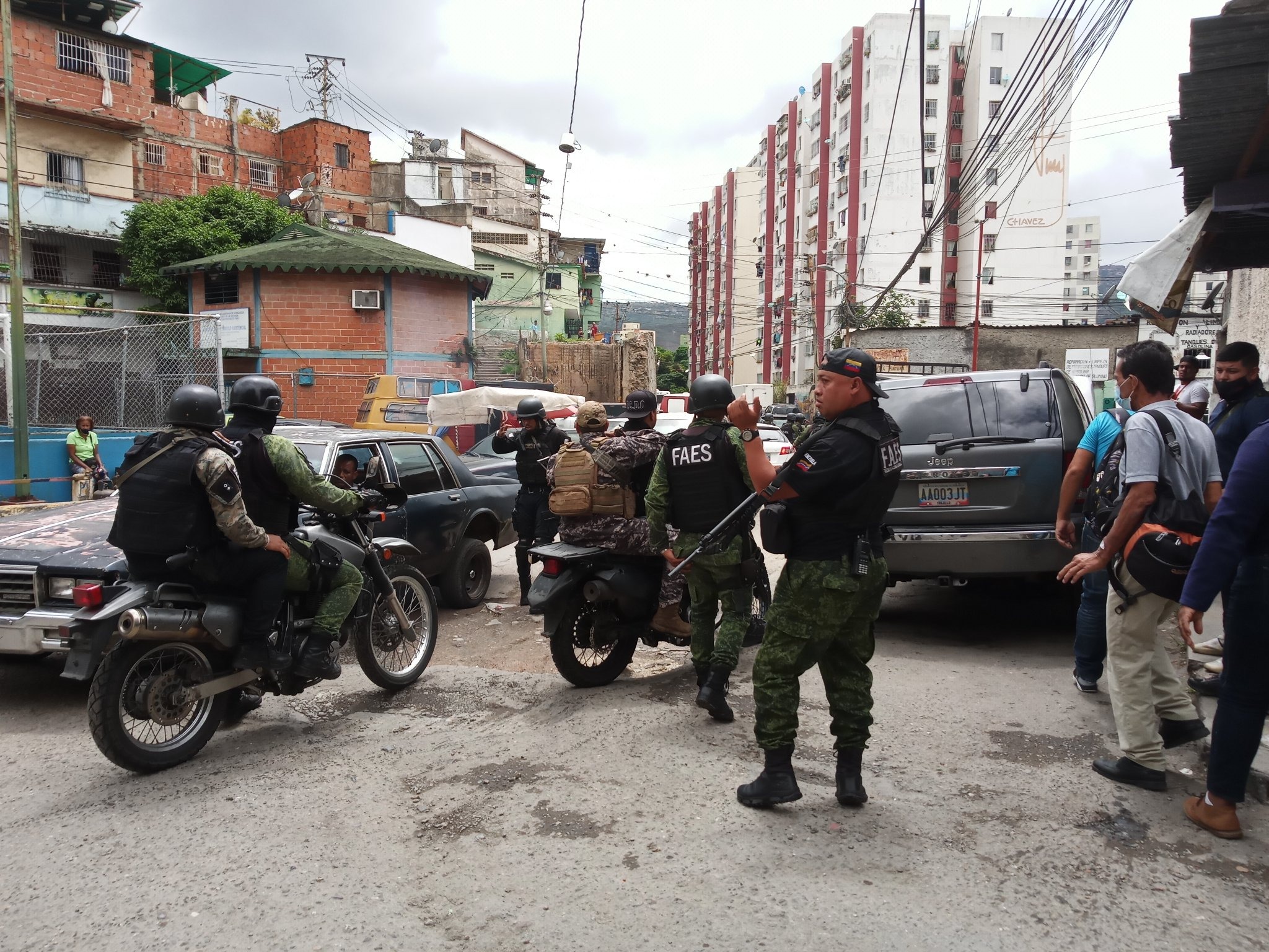 EN VIDEO: Funcionarios policiales son recibidos con una lluvia de disparos en La Vega