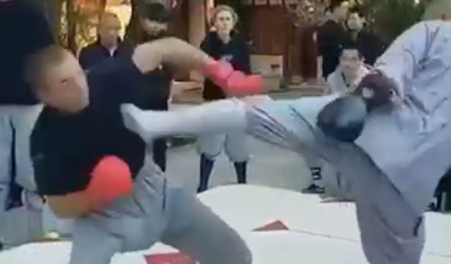 La impresionante patada de un monje Shaolin a un ex luchador de UFC que hace furor en las redes (VIDEO)