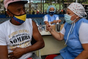 Venezolanos mayores de 50 años podrán vacunarse sin cita en centros del chavismo