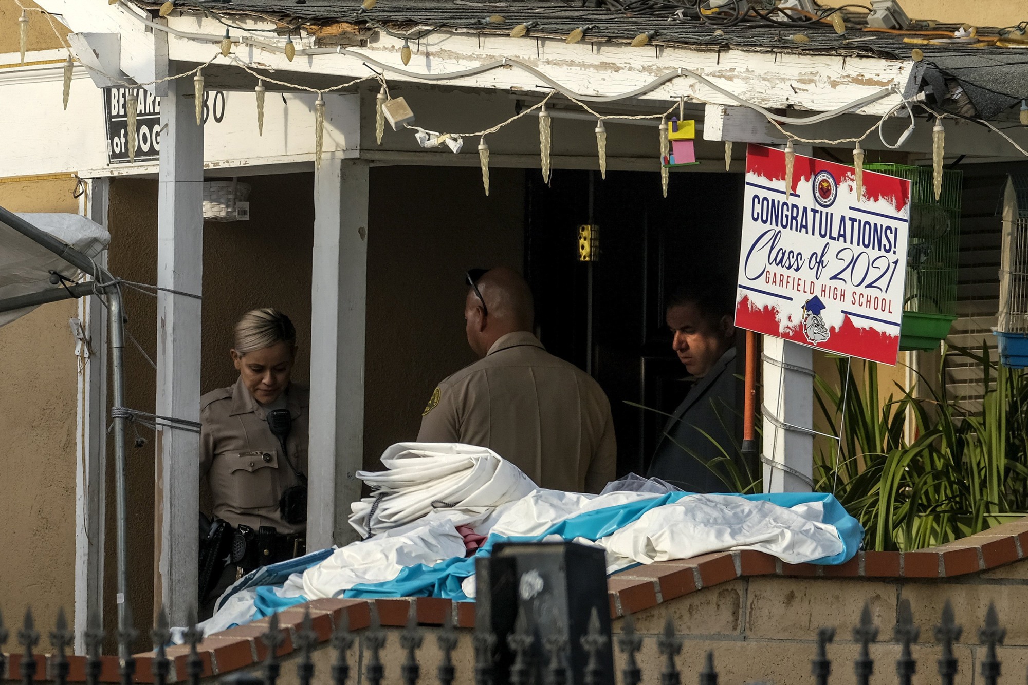 Consternación en Los Ángeles: Hallaron sin vida a tres niños dentro una casa