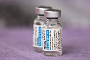 EEUU limitó uso de la vacuna de Johnson & Johnson por riesgo de coágulos de sangre