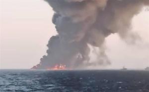 El barco más grande de la Armada iraní se incendia y se hunde en el golfo de Omán (IMÁGENES)