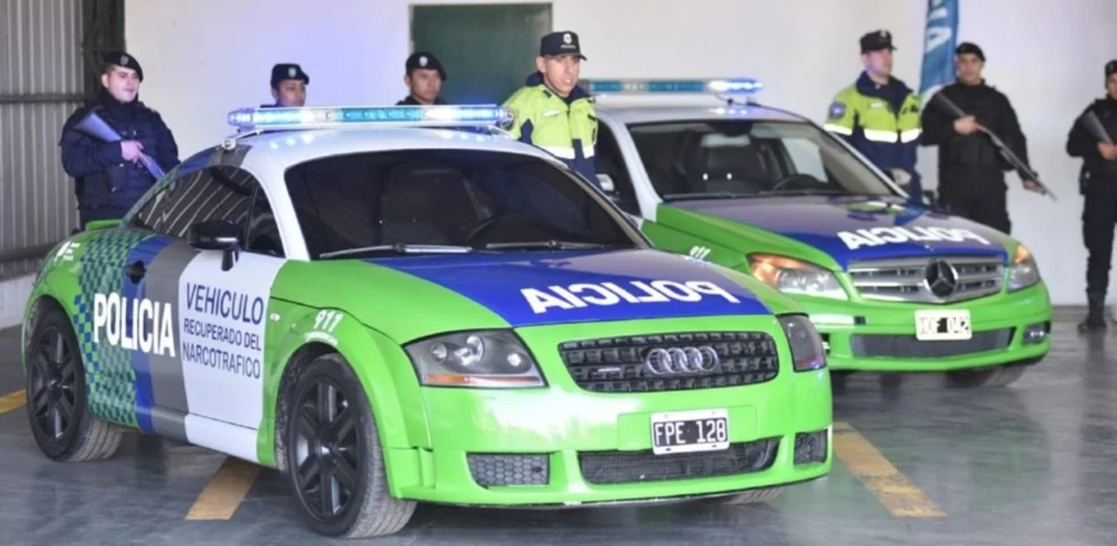 ¡Insólito! Devolverán a narcos autos de lujo que fueron usados como patrullas en Argentina (FOTOS)