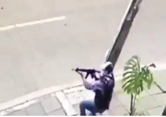 Grabaron a un grupo de hombres armados disparando contra civiles en Cali (Videos)