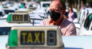 Madrid prohíbe a taxistas usar camisas de flores y el nuevo código de vestimenta arrasa en redes