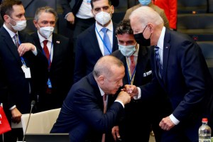 Biden le dio un incómodo puñetazo al presidente de Turquía en la cumbre de la Otan
