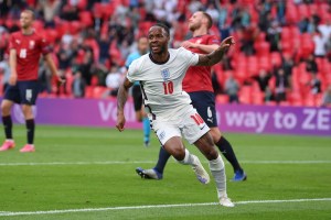 Inglaterra clasificó como primera del grupo D tras vencer a República Checa