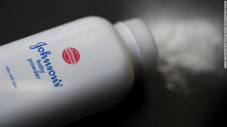 La MILLONADA que tendrá que pagar Johnson & Johnson por vender talco cancerígeno