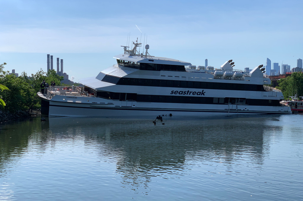 Más de 100 pasajeros fueron evacuados después de que un ferry encalló en Nueva York (Fotos + Video)