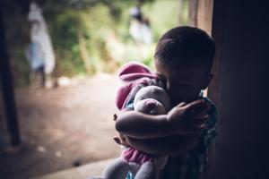 La violencia contra niños ha crecido durante la pandemia en América Latina
