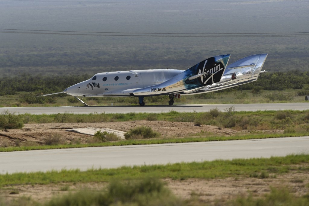 La nave SpaceShipTwo de Richard Branson aterriza exitosamente en La Tierra tras su primer vuelo espacial (VIDEO)