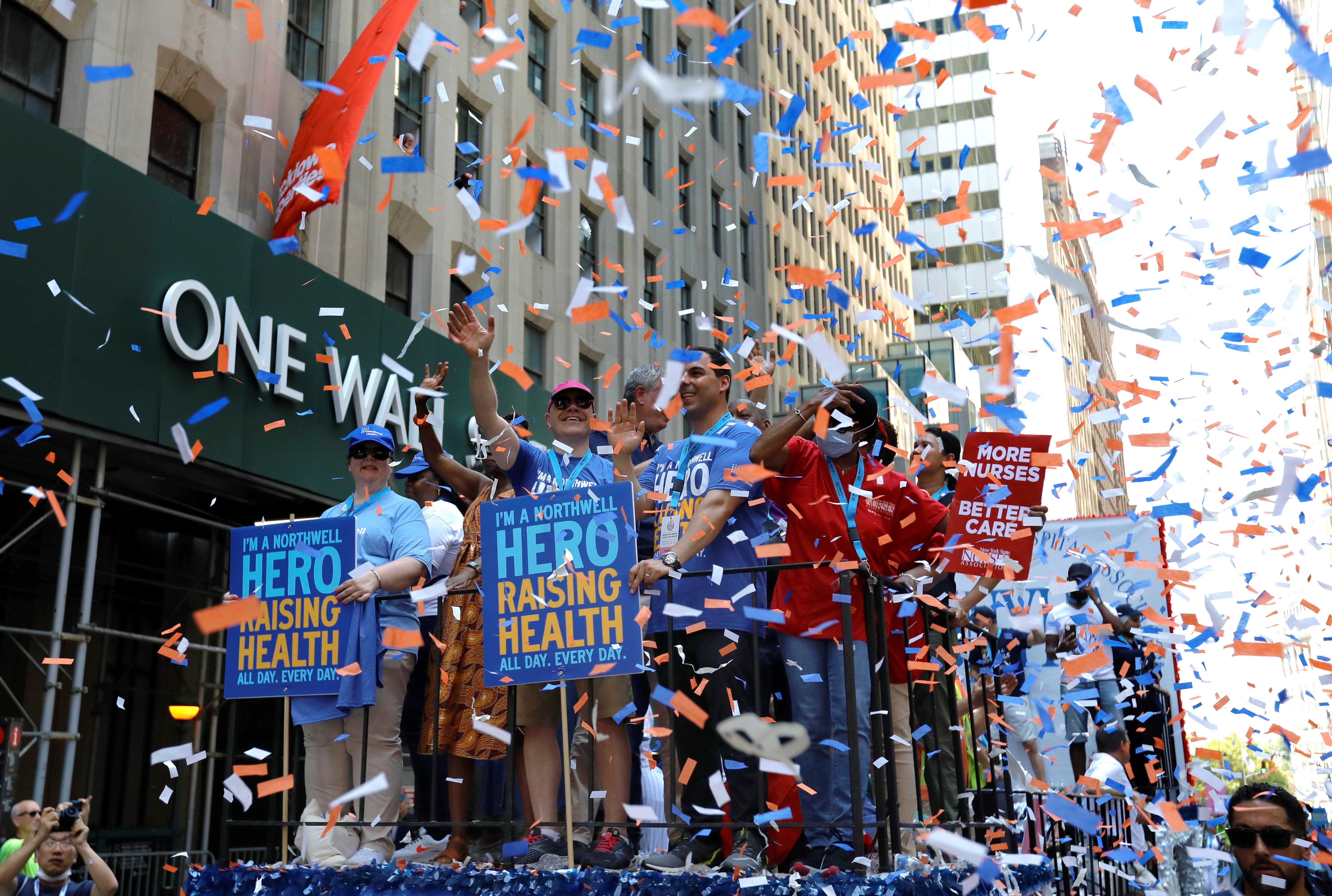 Nueva York celebró el fin de las restricciones con un desfile sin mascarillas (Fotos)