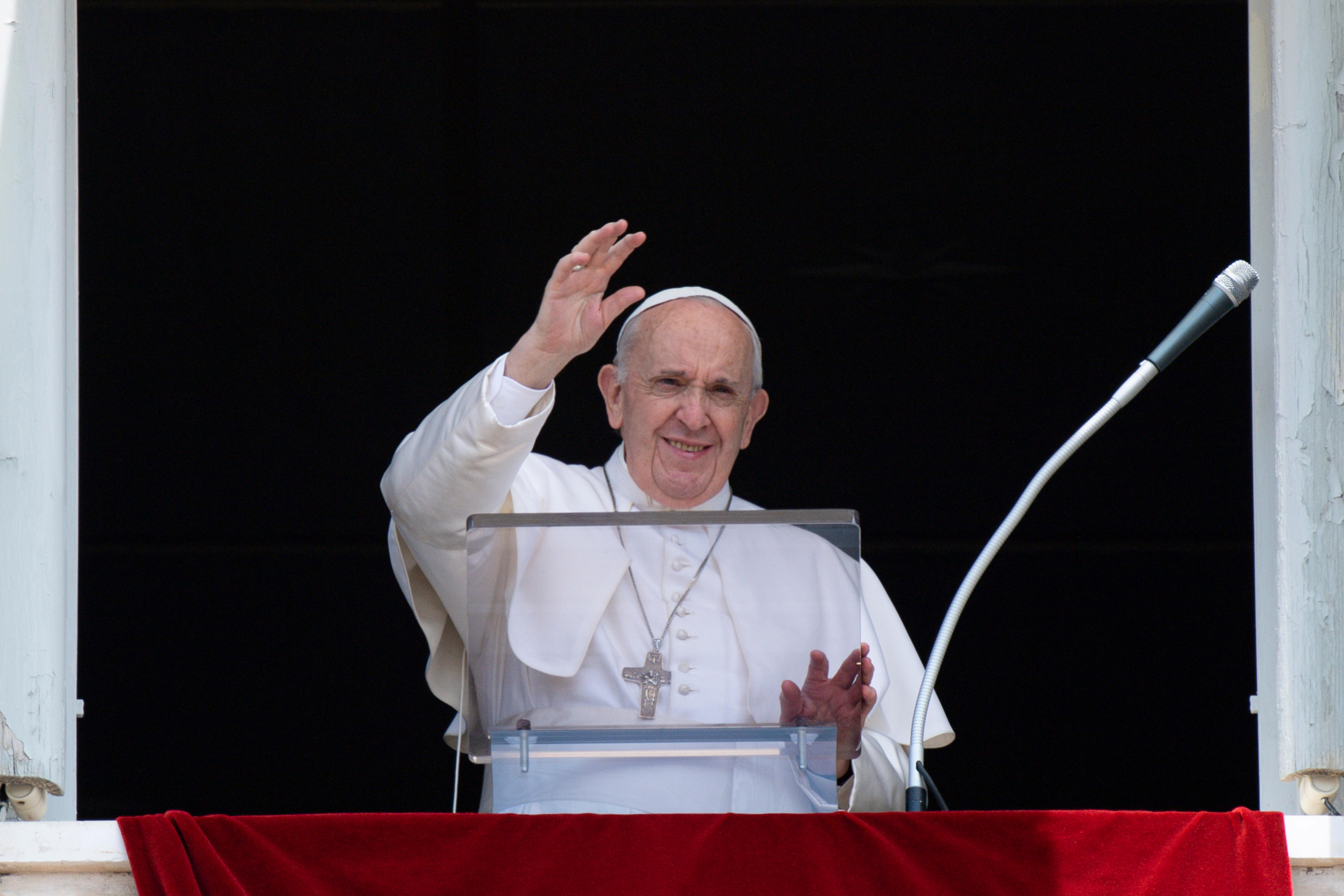 El papa Francisco operado con éxito del colon y permanecerá internado varios días