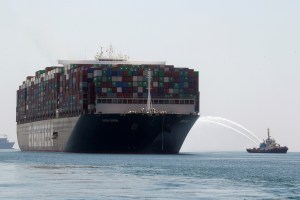 El “Ever Given” navega tras estar retenido desde marzo en el Canal de Suez