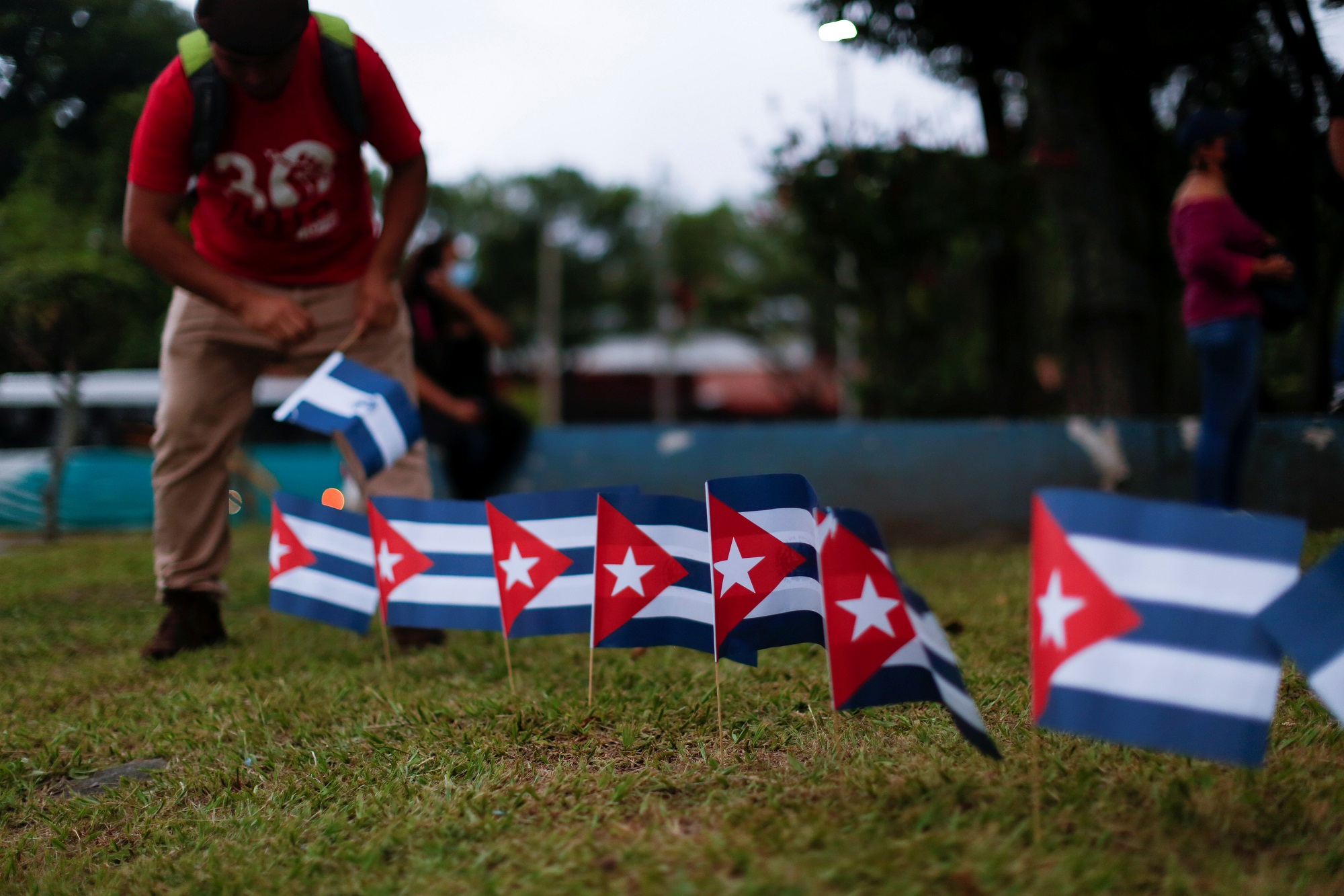 Escenas que no muestra la dictadura: Manifestante golpeado por la fuerza de seguridad cubana (VIDEO)