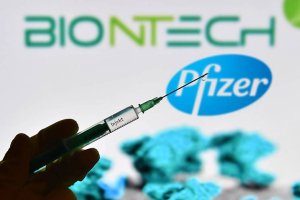 Pfizer buscará aprobación de su vacuna de refuerzo para adolescentes de 16 y 17 años