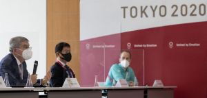 Jefe del Comité Olímpico Internacional confundió a chinos y japoneses durante rueda de prensa en Tokio (Video)