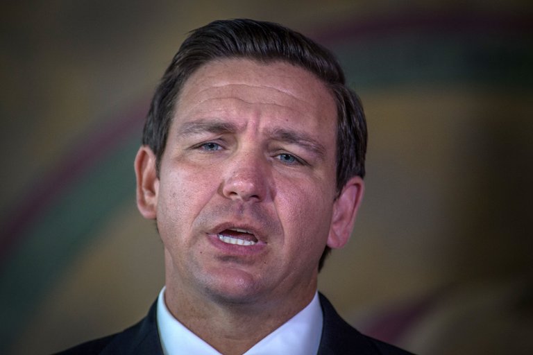 Gobernador de Florida obvia guerra en Ucrania en un foro conservador