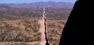 Verano mortal para migrantes que desafían el desierto de Sonora Arizona de EEUU (Video)