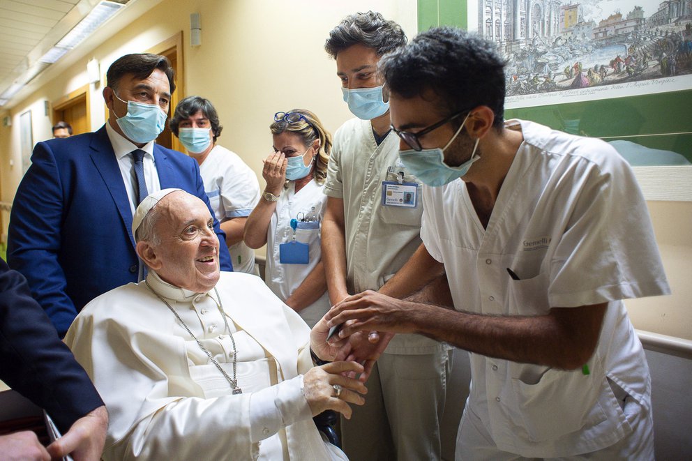El papa Francisco salió del hospital tras su operación de colon