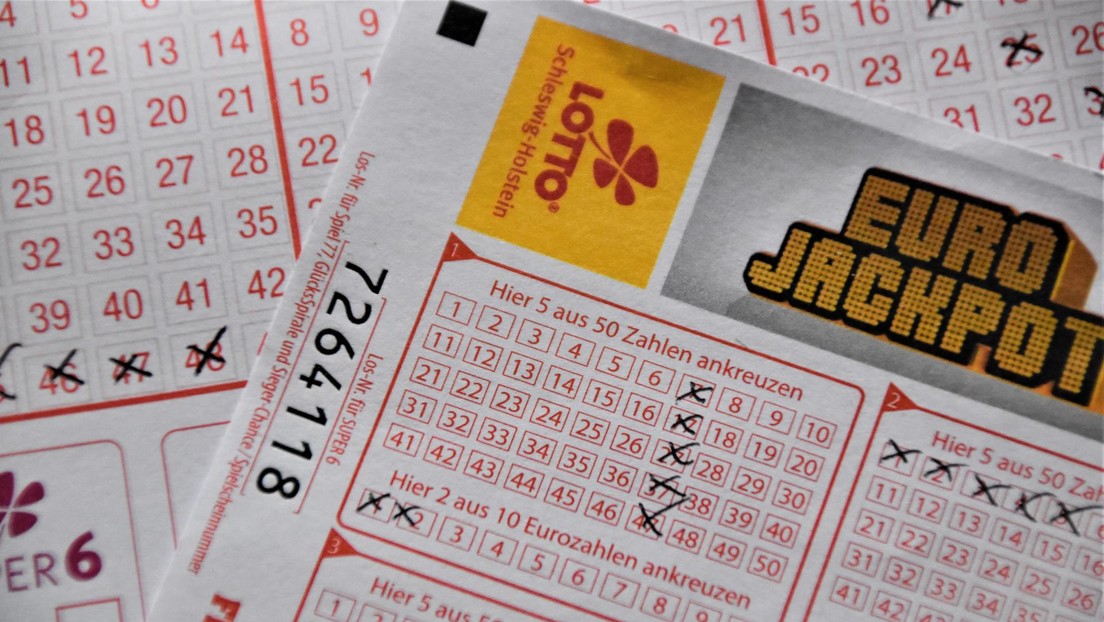 Perseverancia y mucha fortuna: Pareja ganó premio mayor de lotería tras jugar los mismos números durante 36 años