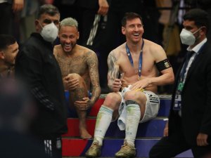 El recibimiento de Neymar a Messi tras confirmarse su fichaje por PSG