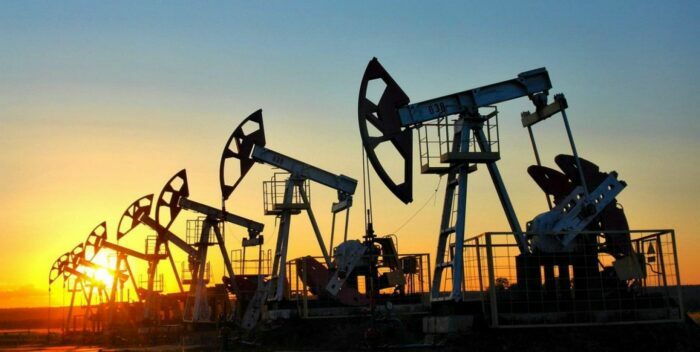 El petróleo cae 5% por temores sobre la demanda a raíz de variante ómicron del Covid-19