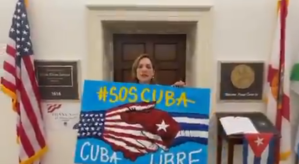 Congresista María Elvira Salazar pidió colgar carteles dentro del Congreso en apoyo a Cuba