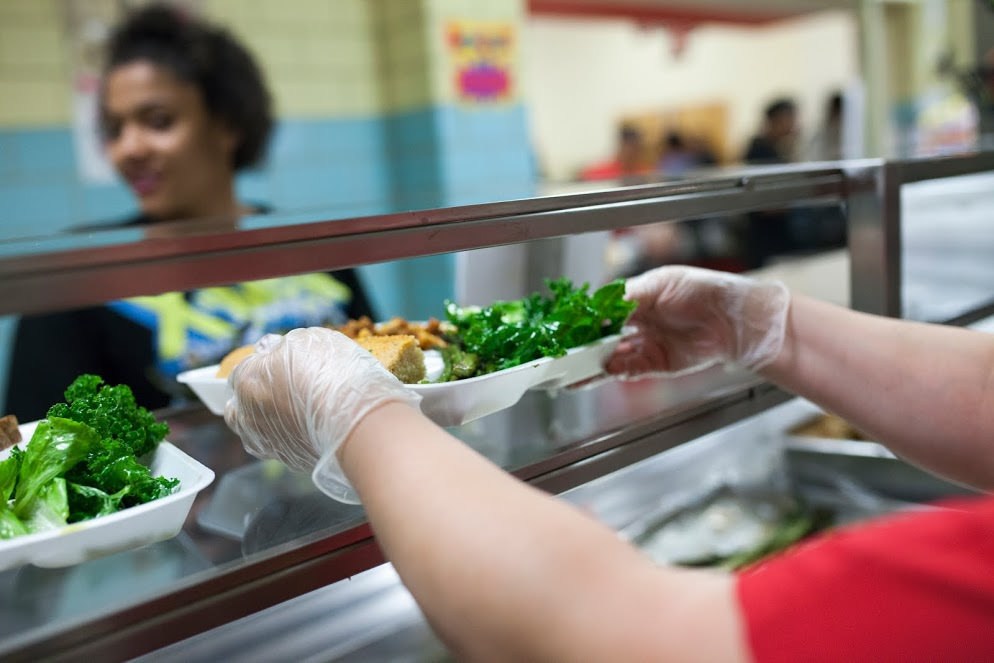 California lanzó programa de almuerzos escolares gratuitos, el más grande de EEUU