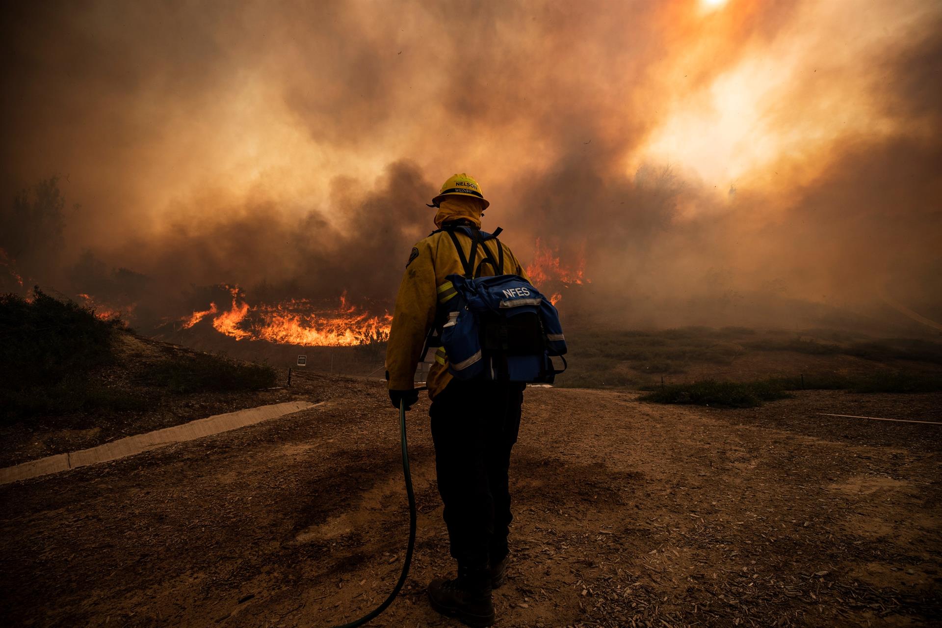 Los bomberos logran grandes avances en el gigantesco incendio de California