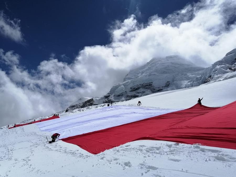 Perú celebra bicentenario de su Independencia con una bandera gigante sobre su montaña más alta (Fotos)