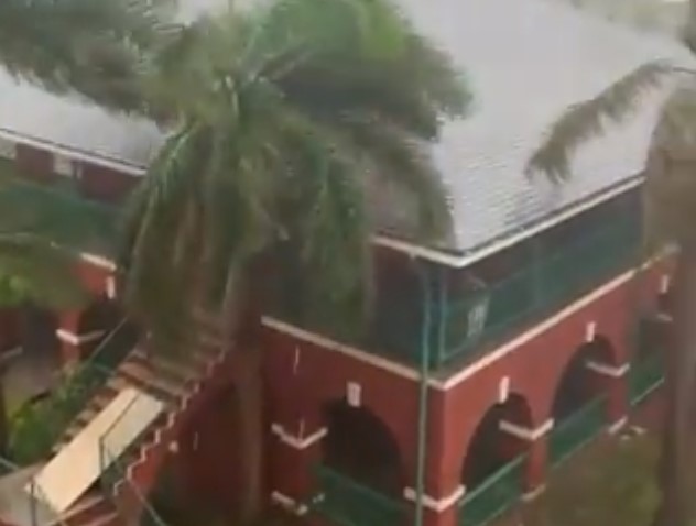 Huracán Elsa causó cortes de electricidad y provocó daños en viviendas en Barbados (VIDEO)