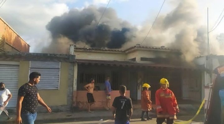 Bomberos controlaron incendio cerca del mercado municipal de Carúpano (Fotos)