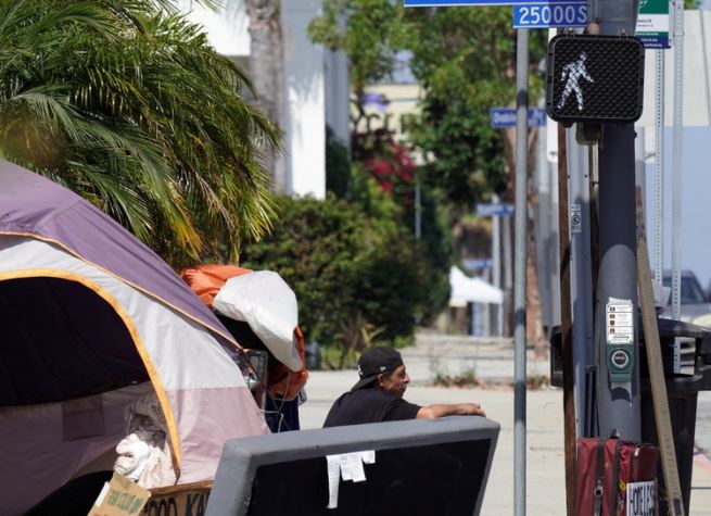 Los Ángeles ofrece salida a personas sin hogar: Alojarse en “mini casas” en los suburbios