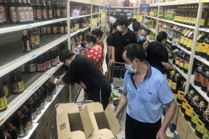 Compras nerviosas y test masivos: El miedo se desató en Wuhan tras la llegada de la variante Delta (FOTOS)