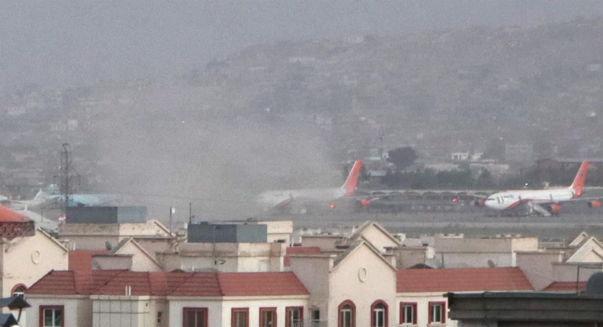 Aumentan a 95 los muertos en el doble atentado en el aeropuerto de Kabul