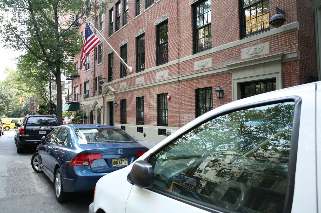 Dos jóvenes le sacaron los dientes y violaron a un niño de cuarto grado en Nueva York