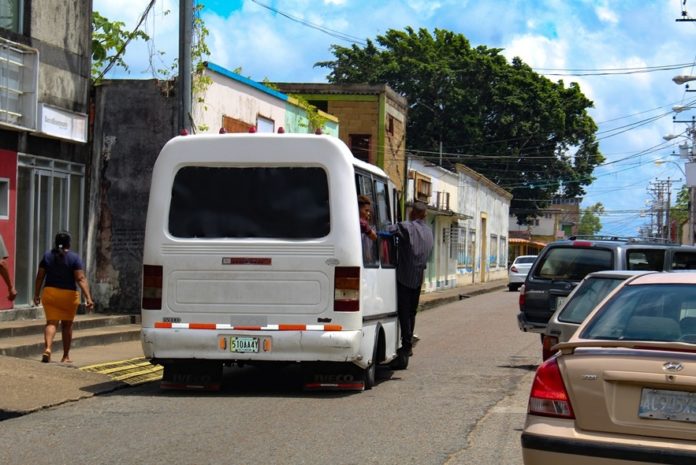 En Tucupita se mueven en “Dodge patas” porque el transporte brilla por su ausencia