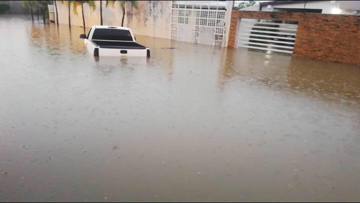 En canoa por las calles, así se viven las inundaciones en San Fernando de Apure #24Ago (Imágenes)
