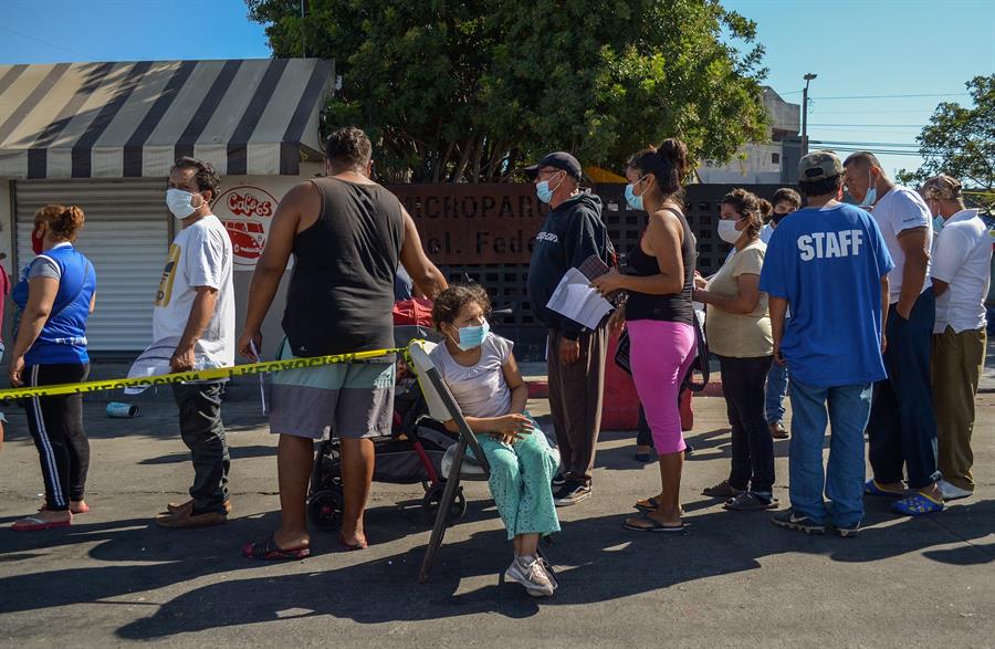 Vacunan contra el Covid-19 a los migrantes en el cruce fronterizo de Tijuana