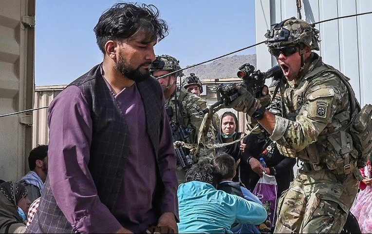 Soldados de EEUU mataron a dos hombres armados en aeropuerto de Kabul
