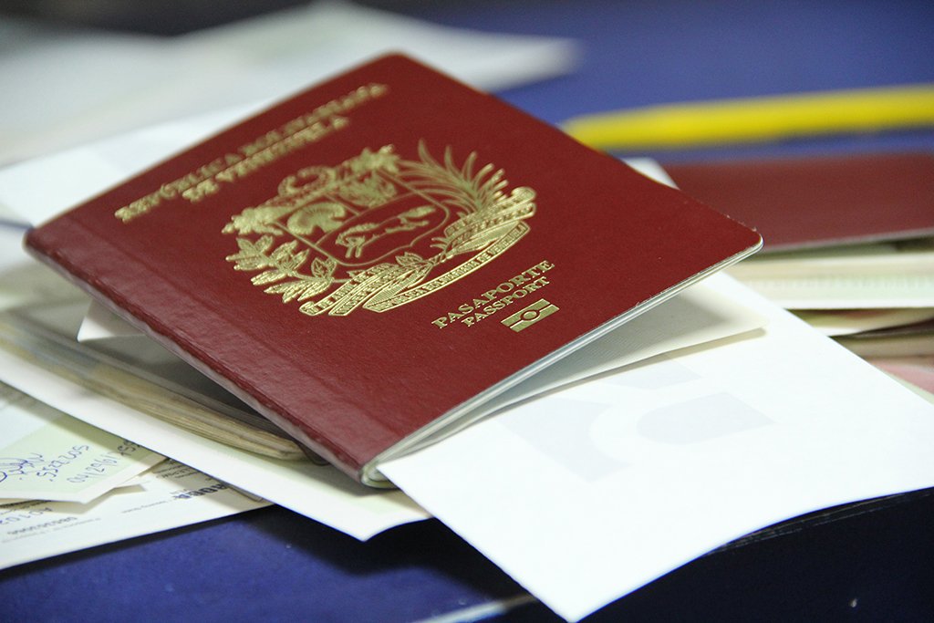 Embajada de Guaidó en Colombia emite alerta sobre ola de pasaportes y prórrogas falsos