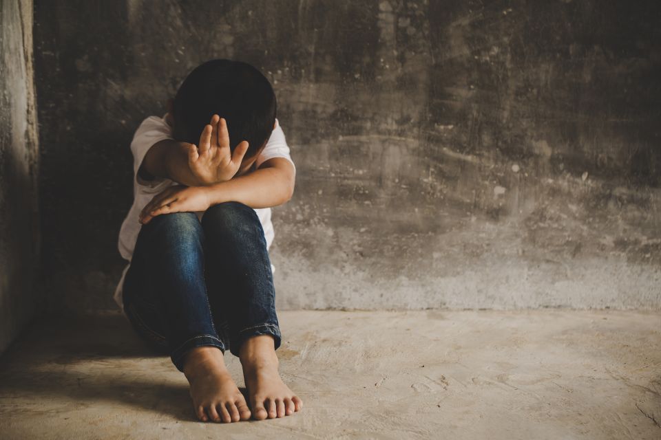 Una madre británica abusó sexualmente de sus propios hijos y los obligó a beber su orina